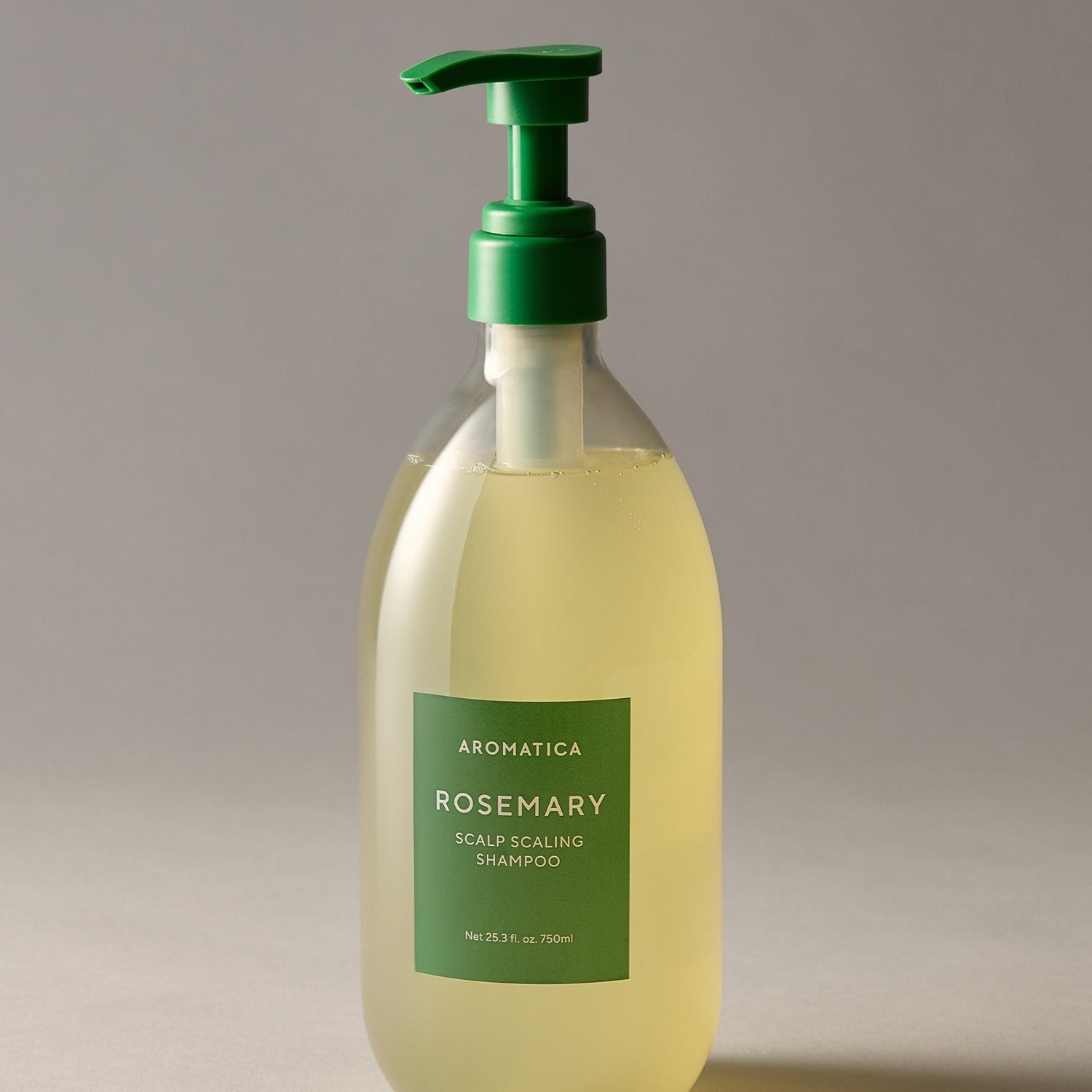 AROMATICA Rosemary Scalp Scaling Shampoo 750ml, flacon vert-poussoir sur fond neutre, produit beauté en gros plan.