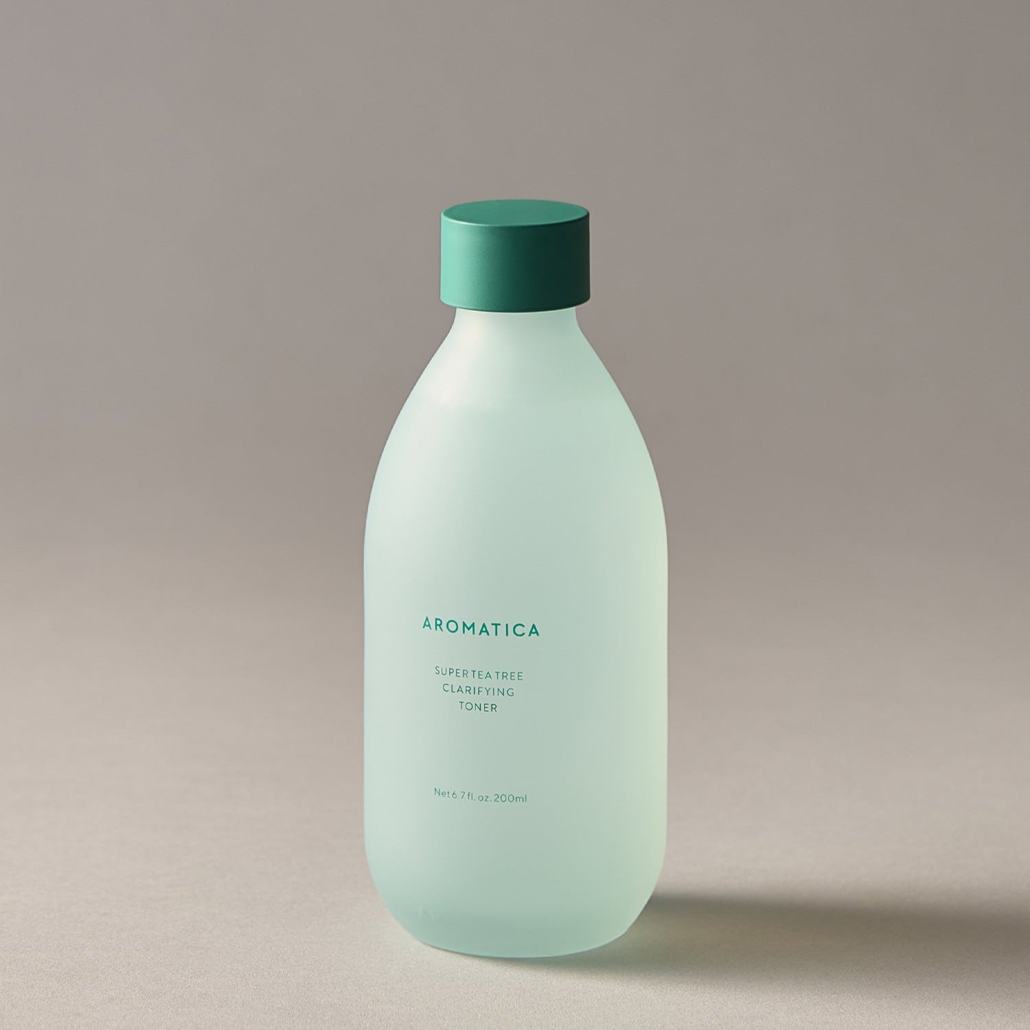 AROMATICA Super Tea Tree Clarifying Toner 200ML, bouteille verte sur fond beige, marque AROMATICA, contexte beauté