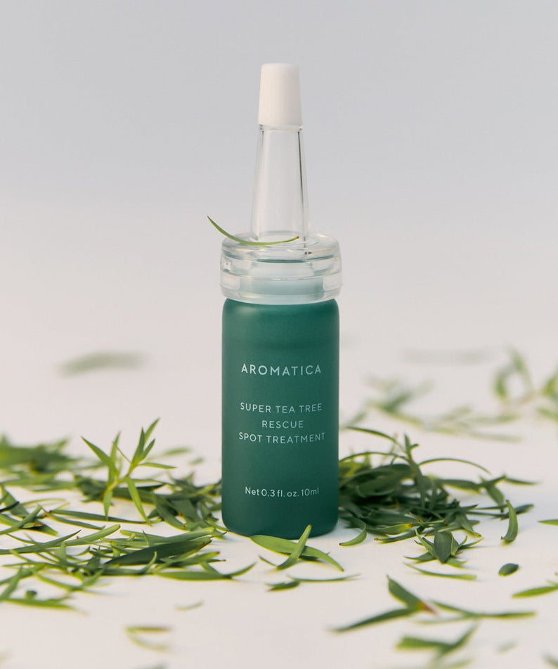 AROMATICA Super Tea Tree Rescue Spot Treatment 10ML de la marque AROMATICA, flacon vert avec feuilles de tea tree en fond clair.
