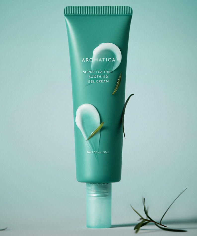 AROMATICA Super Tea Tree Soothing Gel Cream 50ML : tube vert sur fond bleu, brins d’arbre à thé, studio produit.