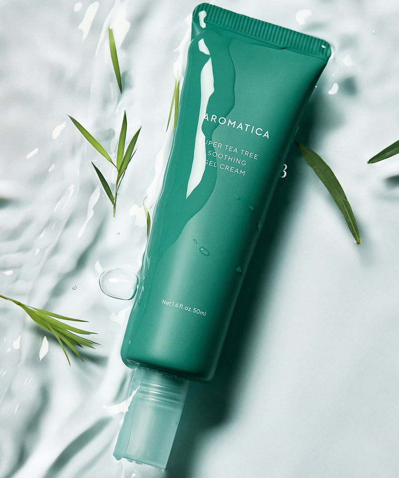 AROMATICA Super Tea Tree Soothing Gel Cream 50ML, crème gel apaisante de la marque sur fond éclaboussures et feuilles