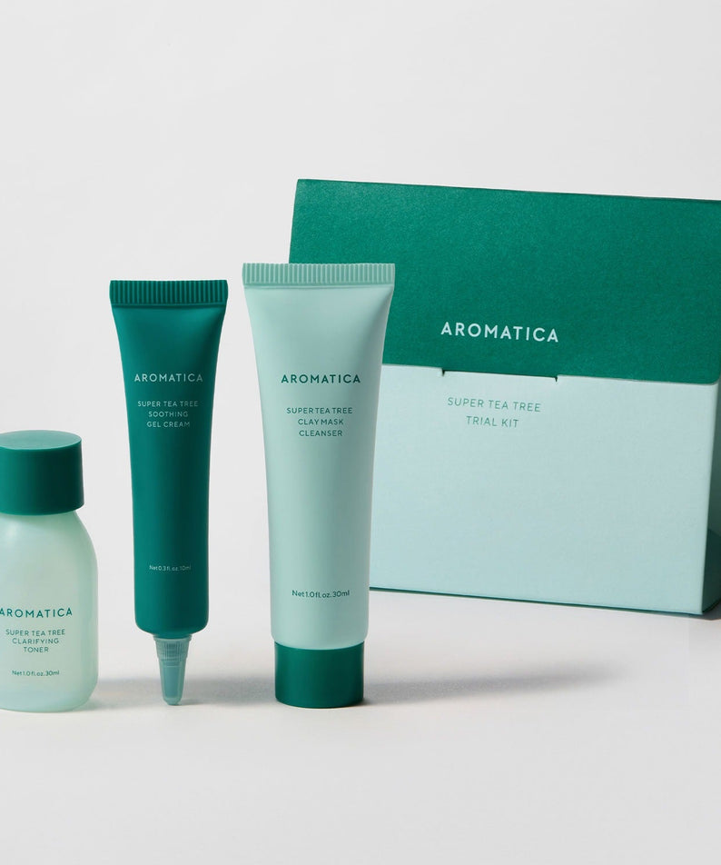 AROMATICA Super Tea Tree Trial Kit & Mini Essentials : coffret vert avec flacon et tubes sur fond blanc, marque AROMATICA.