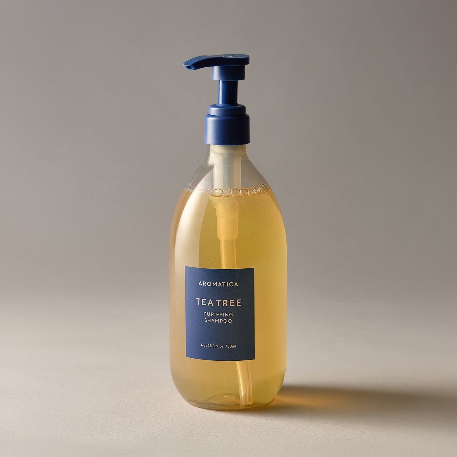 AROMATICA Tea Tree Purifying Shampoo 750ML, flacon pompe sur fond clair, marque AROMATICA, visuel produit en studio