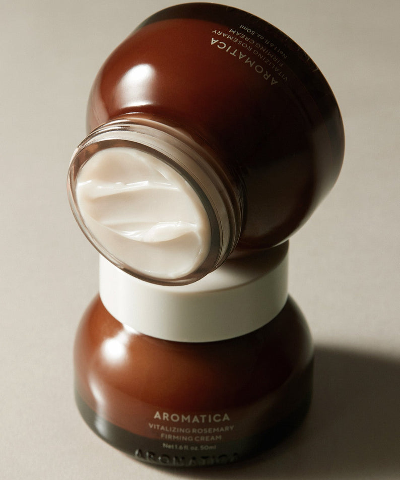 Crème raffermissante AROMATICA Vitalizing Rosemary Firming Cream 50ML en pot marron sur table