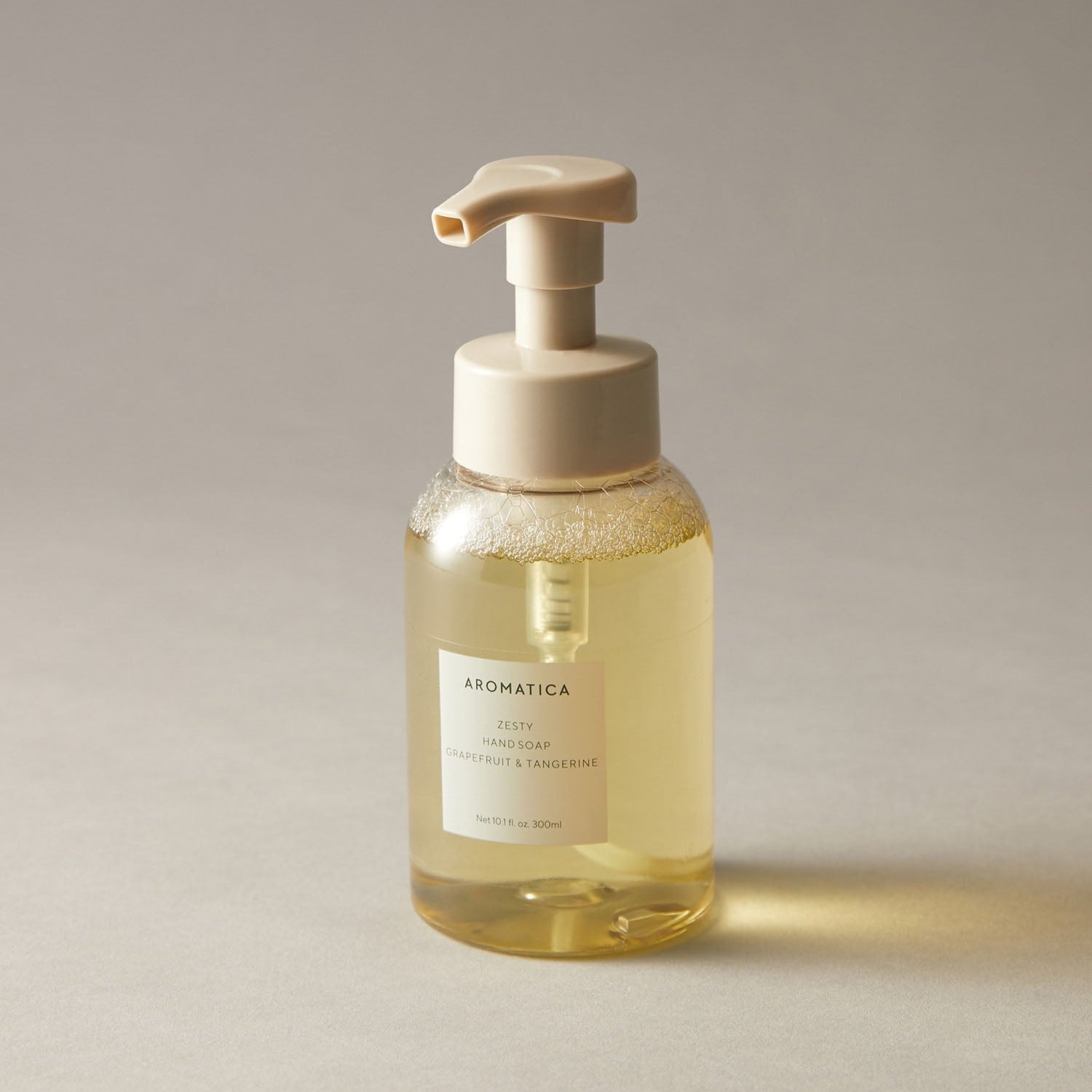 AROMATICA Zesty Hand Soap Grapefruit & Tangerine 300ML : flacon pompe sur fond clair, gel mains marque AROMATICA.