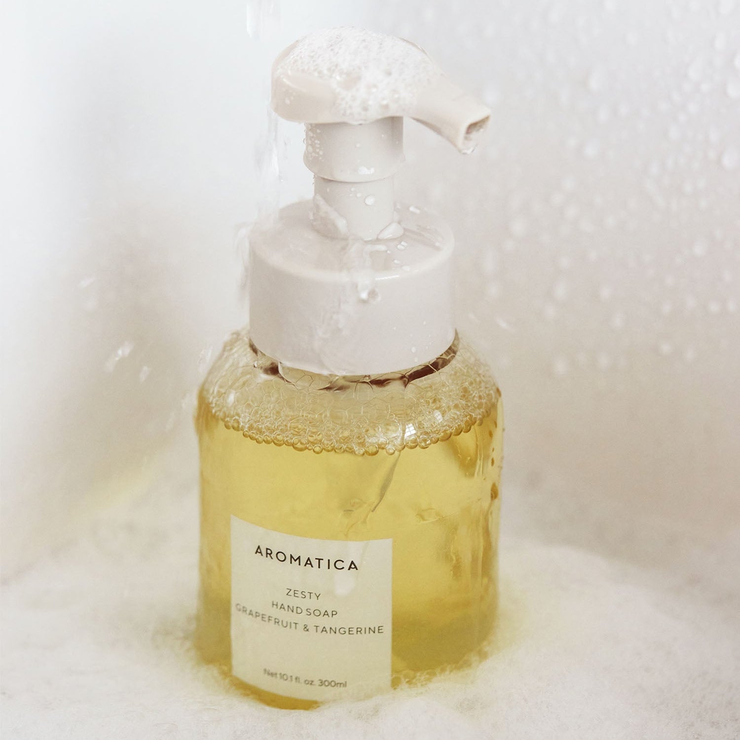 AROMATICA Zesty Hand Soap Grapefruit & Tangerine 300ML, marque AROMATICA, savon mains sur fond blanc, pompe savon