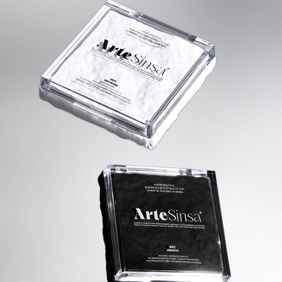 ARTESINSA Unvoiced Eye Palettes de la marque ARTESINSA, boîtiers ouverts sur fond gris, gros plan maquillage yeux.