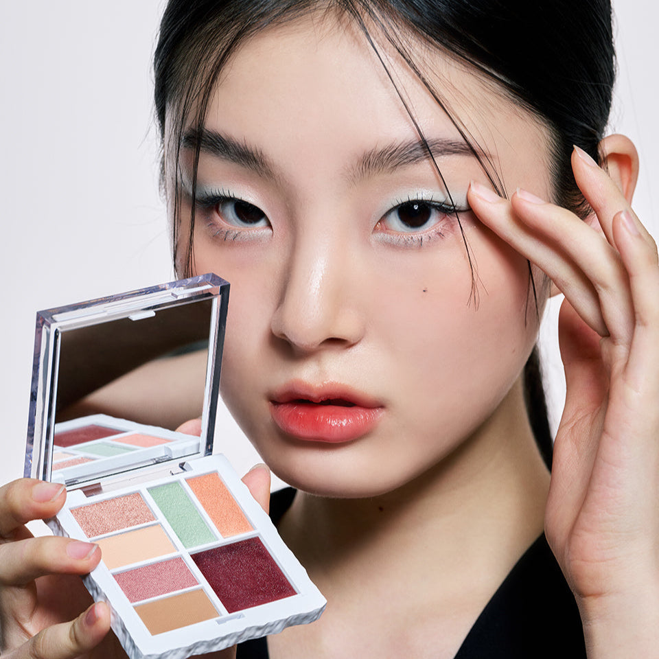 ARTESINSA Unvoiced Eye Palettes : palette yeux présentée sur un visage maquillé, mains et dégradés de couleurs visibles.