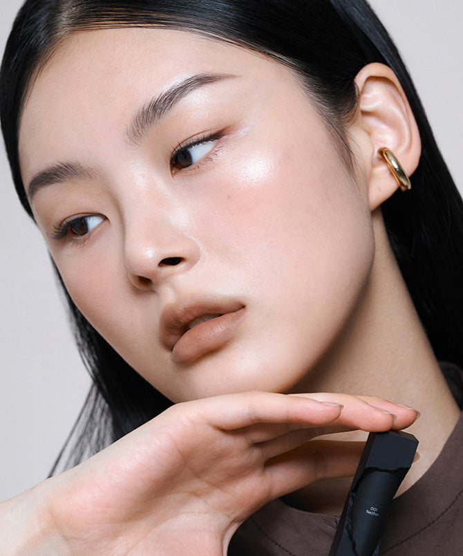 Femme portant ARTESINSA Silky Blur Tints pour un look naturel et lumineux, maquillage moderne accentuant la beauté et l'élégance.