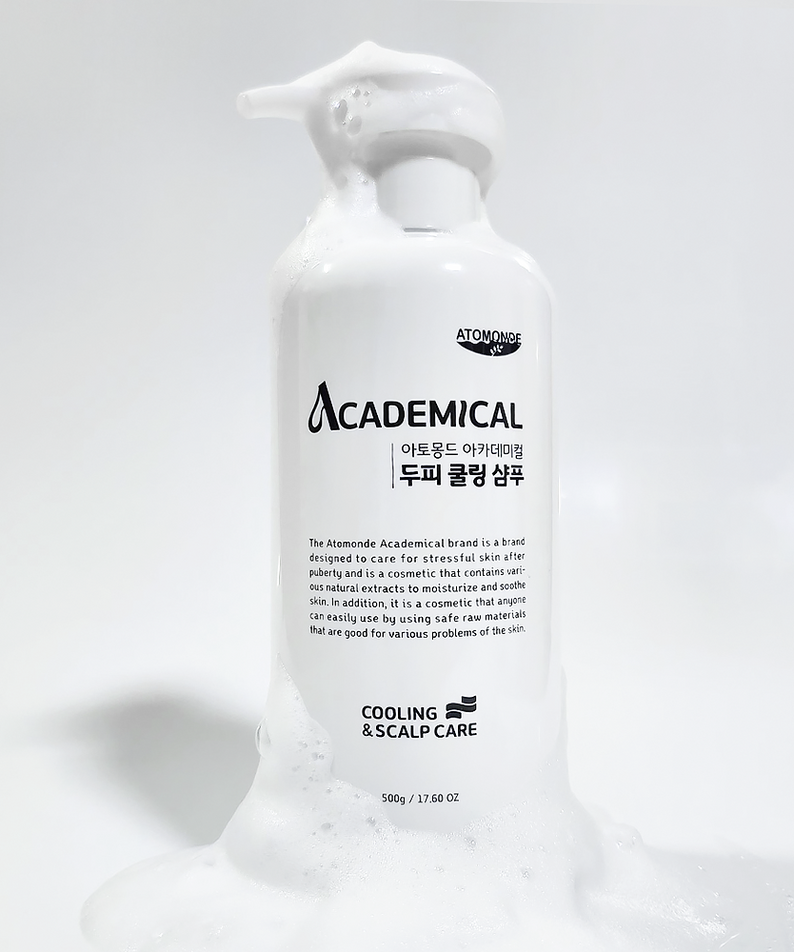 ATOMANDE Academic Scalp Cooling Shampoo 500ml en flacon blanc avec mousse, marque visible, contexte visuel salle de bain, produit net