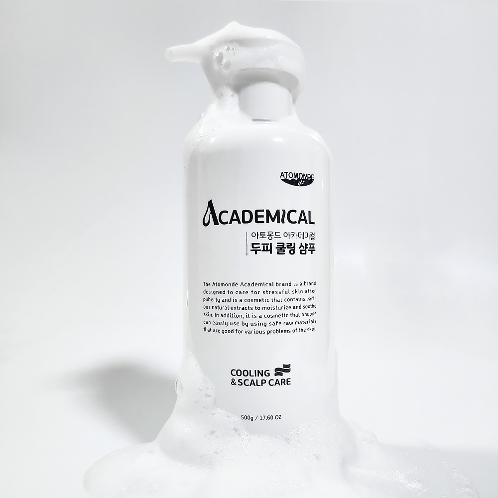 ATOMANDE Academic Scalp Cooling Shampoo 500ml en flacon blanc avec mousse, marque visible, contexte visuel salle de bain, produit net