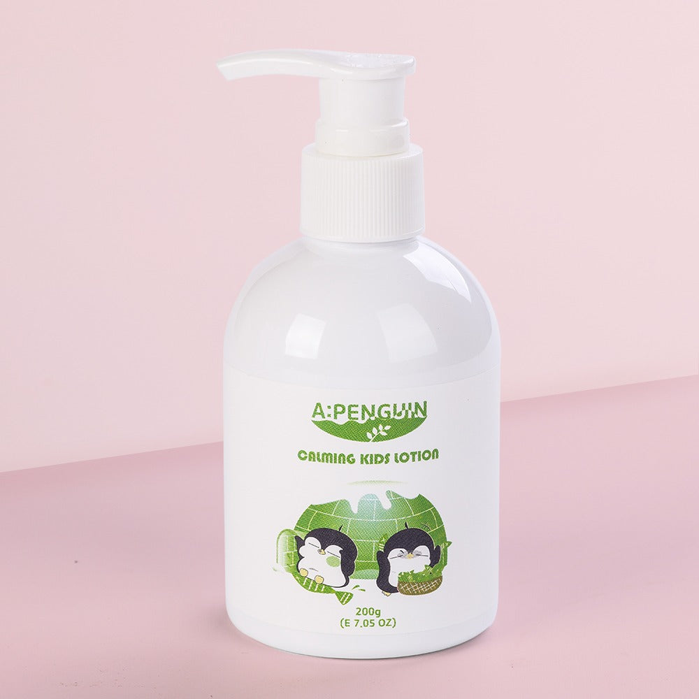 ATOMANDE Arctic Penguin Kids Children Calming Lotion Skin Soothing Moisturizing Body 200ml, flacon avec pompe sur fond rose.