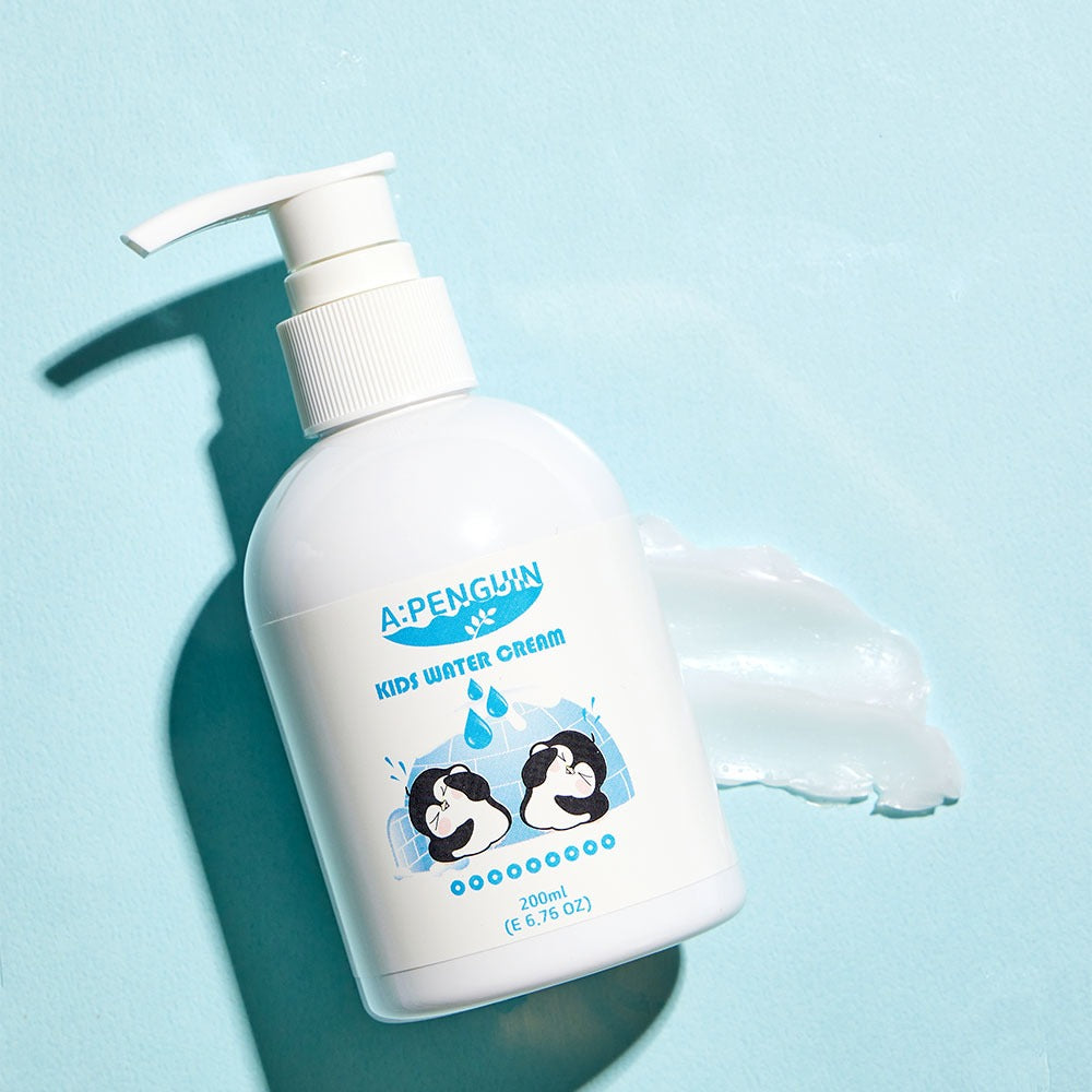 ATOMANDE Arctic Penguin Kids Children's Water Essence Moisture Cream Body Lotion 200ml, bouteille pour enfants sur fond bleu