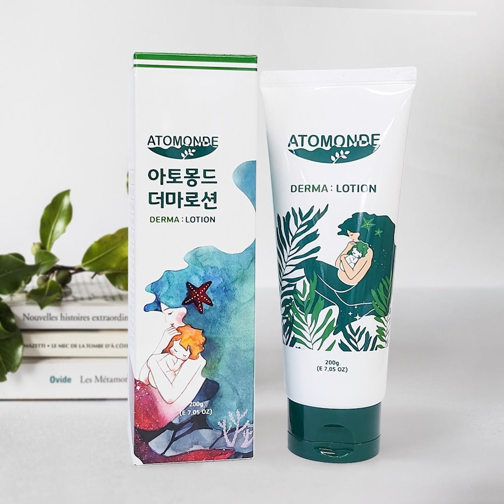 ATOMANDE Baby Derma Infant Lotion 200g, lotion bébé ATOMONDE en tube et packaging, décor avec feuilles et fond blanc