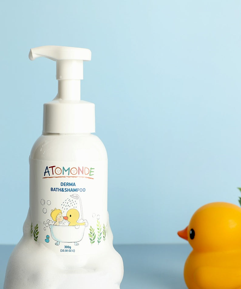 ATOMANDE Derma Bath & Shampoo Bubble Cleanser Foam Type 300g, flacon mousse blanche et jouet canard sur fond bleu