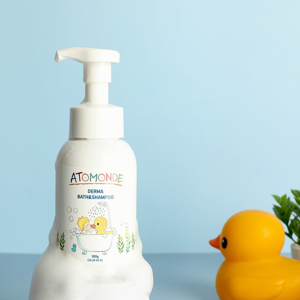 ATOMANDE Derma Bath & Shampoo Bubble Cleanser Foam Type 300g, flacon mousse blanche et jouet canard sur fond bleu