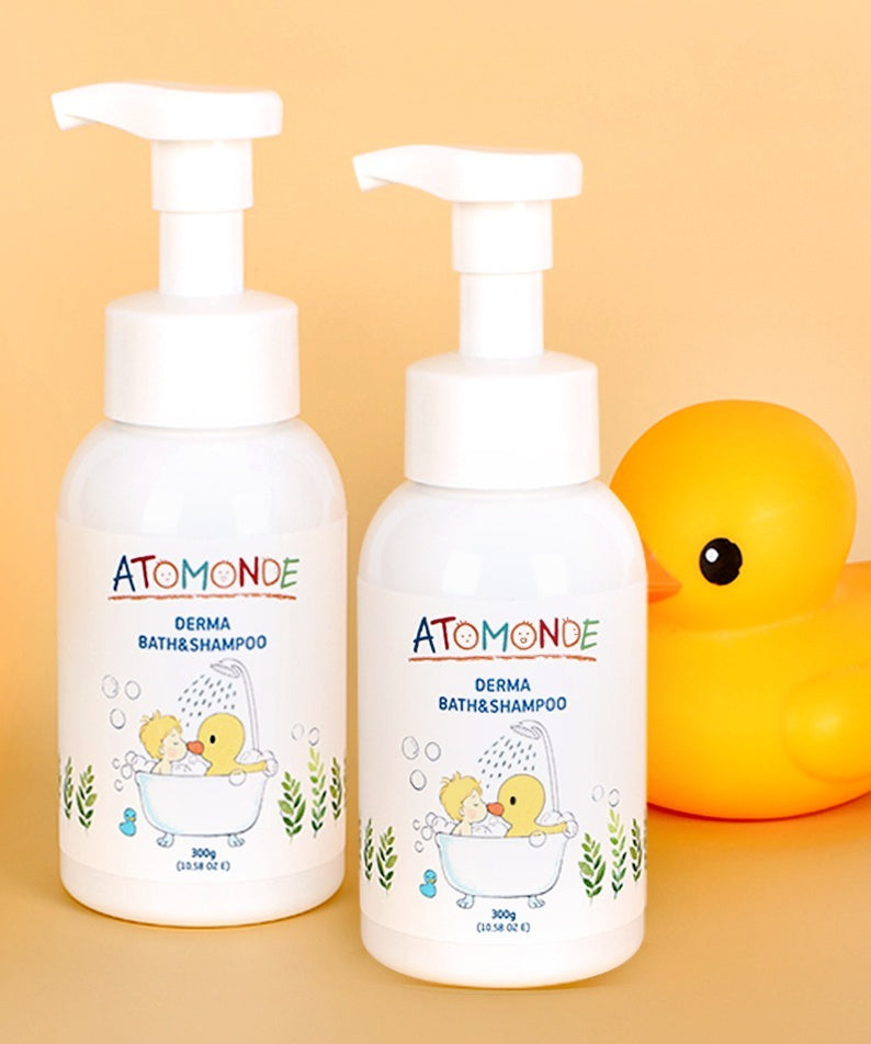 ATOMANDE Derma Bath & Shampoo Bubble Cleanser Foam Type 300g, bouteilles mousse marque ATOMONDE sur fond jaune avec jouet canard