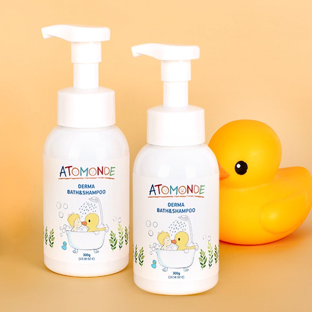 ATOMANDE Derma Bath & Shampoo Bubble Cleanser Foam Type 300g, bouteilles mousse marque ATOMONDE sur fond jaune avec jouet canard