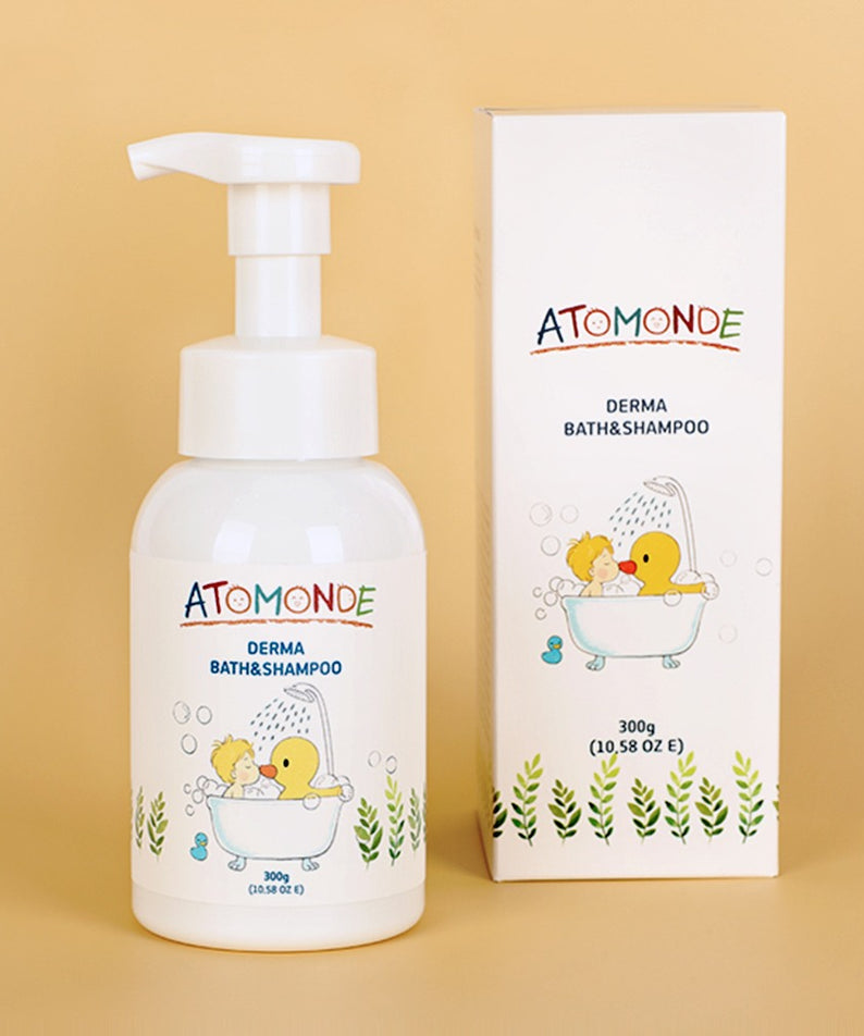 ATOMANDE Derma Bath & Shampoo Bubble Cleanser Foam Type 300g : bouteille pompe et boîte, décor bain mignon sur fond beige