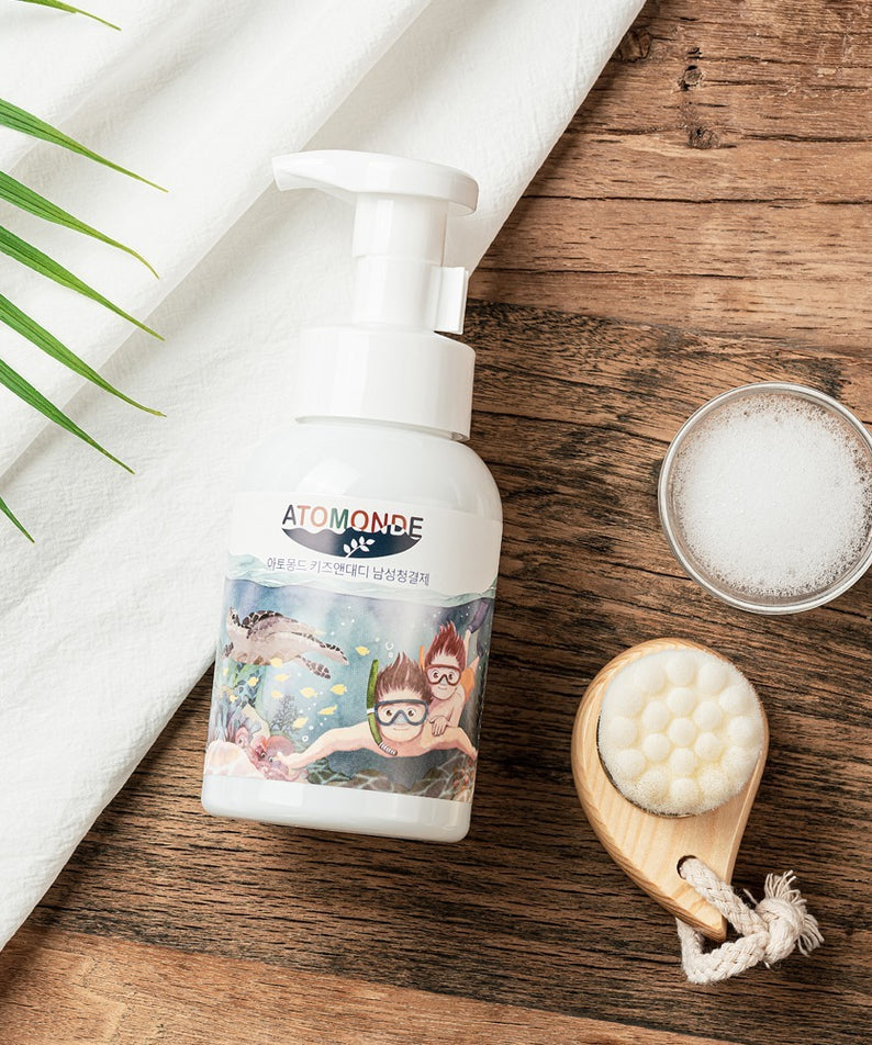 ATOMANDE Kids & Daddy Men's Cleanser Foam Type 300g : nettoyant en mousse sur serviette, pompe, savon, ambiance bois.