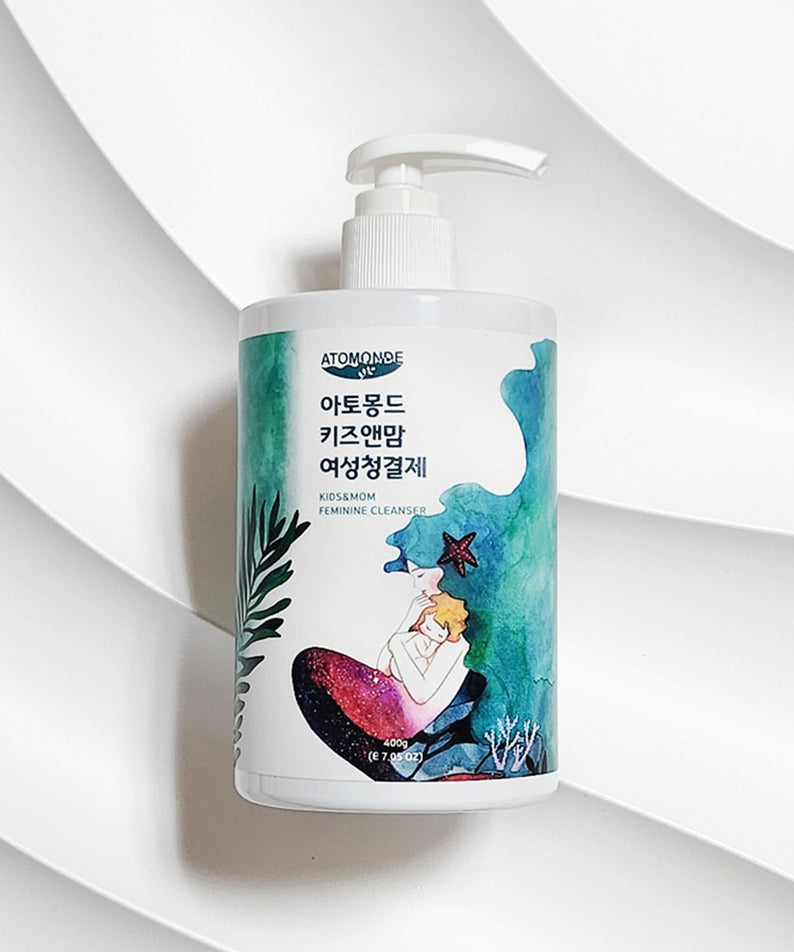 ATOMANDE Kids & Mom Feminine Cleanser 400g, flacon pompe sur fond blanc, visuel produit marque ATOMANDE.
