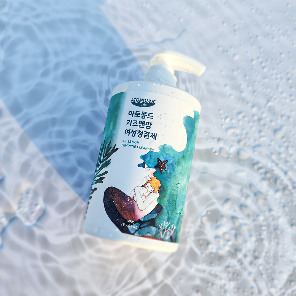 ATOMANDE Kids & Mom Feminine Cleanser 400g de la marque ATOMANDE, flacon sur eau bleue en douche/piscine