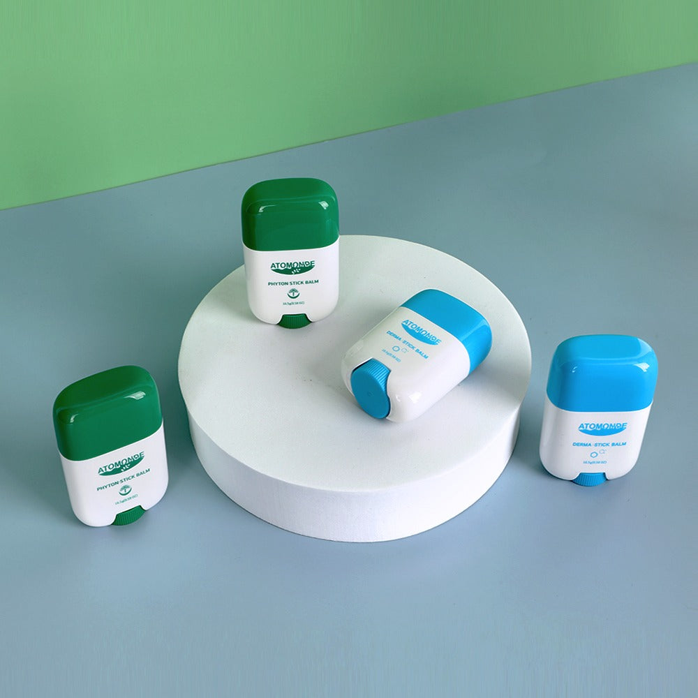 ATOMANDE Phyton Stick Balm 16.5g 1ea, baume en stick vert/bleu sur plateau blanc, décor vert en studio