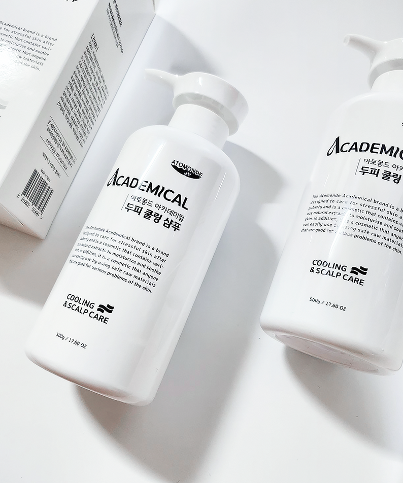 Deux bouteilles de ATOMANDE Academic Scalp Cooling Shampoo 500ml sur une surface blanche.