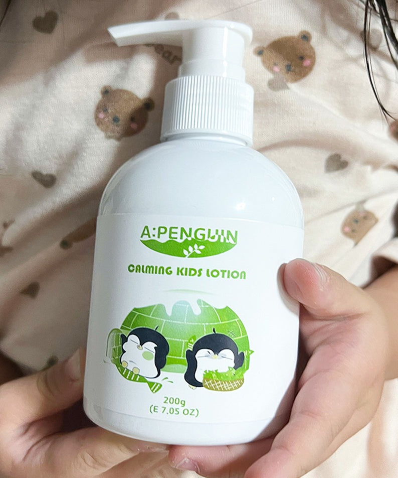 Lotion pour enfants ATOMANDE Arctic Penguin Kids Children Calming Lotion Skin Soothing Moisturizing Body 200ml tenue par un enfant.