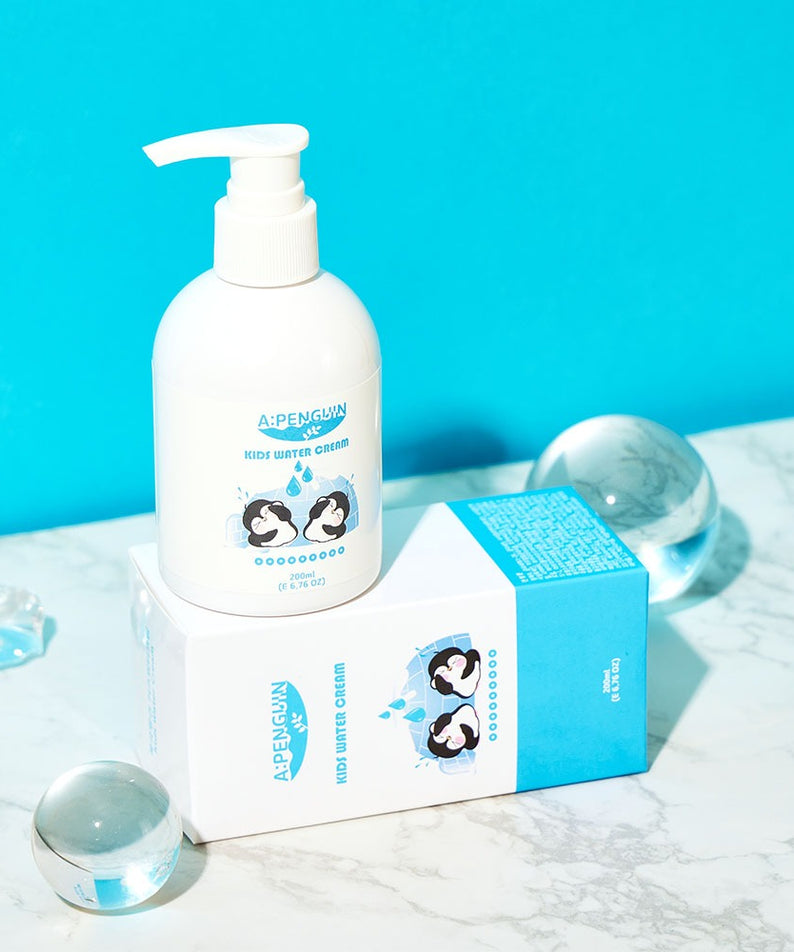 ATOMANDE Arctic Penguin Kids Children's Water Essence Moisture Cream Body Lotion 200ml présenté avec boîte sur fond bleu.