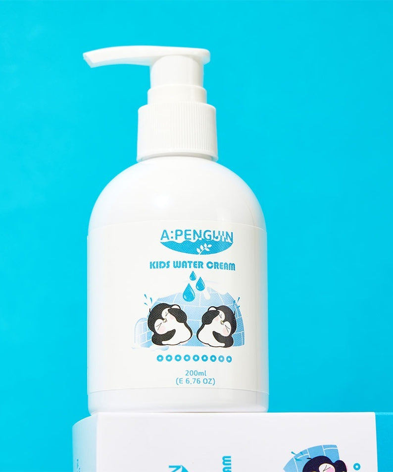 ATOMANDE Arctic Penguin Kids Children's Water Essence Moisture Cream Body Lotion 200ml sur fond bleu vif.