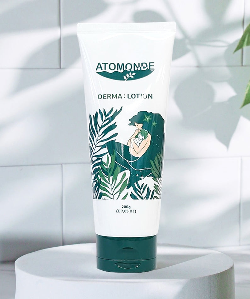 Flacon de ATOMANDE Baby Derma Infant Lotion 200g sur fond décoratif, idéal pour la peau délicate des bébés.