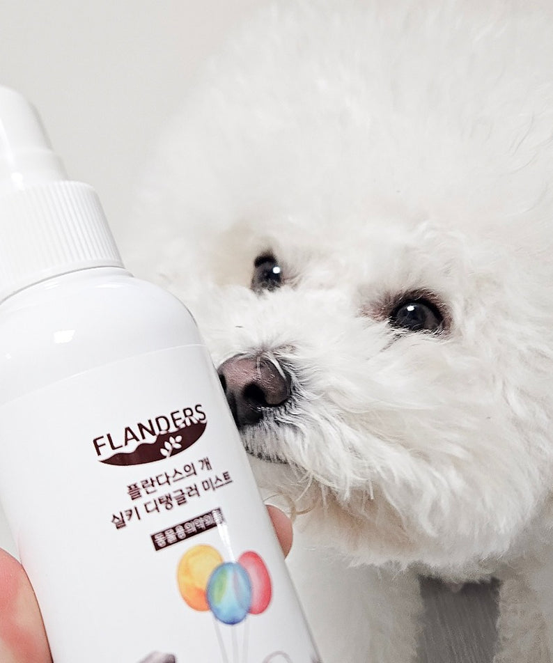 ATOMANDE Flander's Dog Silky Detangler Mist 200ml en utilisation avec un chien blanc.