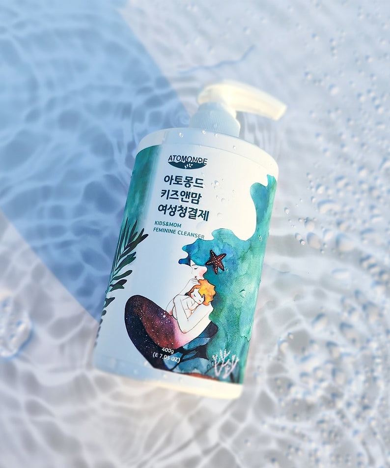 ATOMANDE Kids & Mom Feminine Cleanser 400g, flacon sur fond aquatique, produit pour l'hygiène féminine en famille.