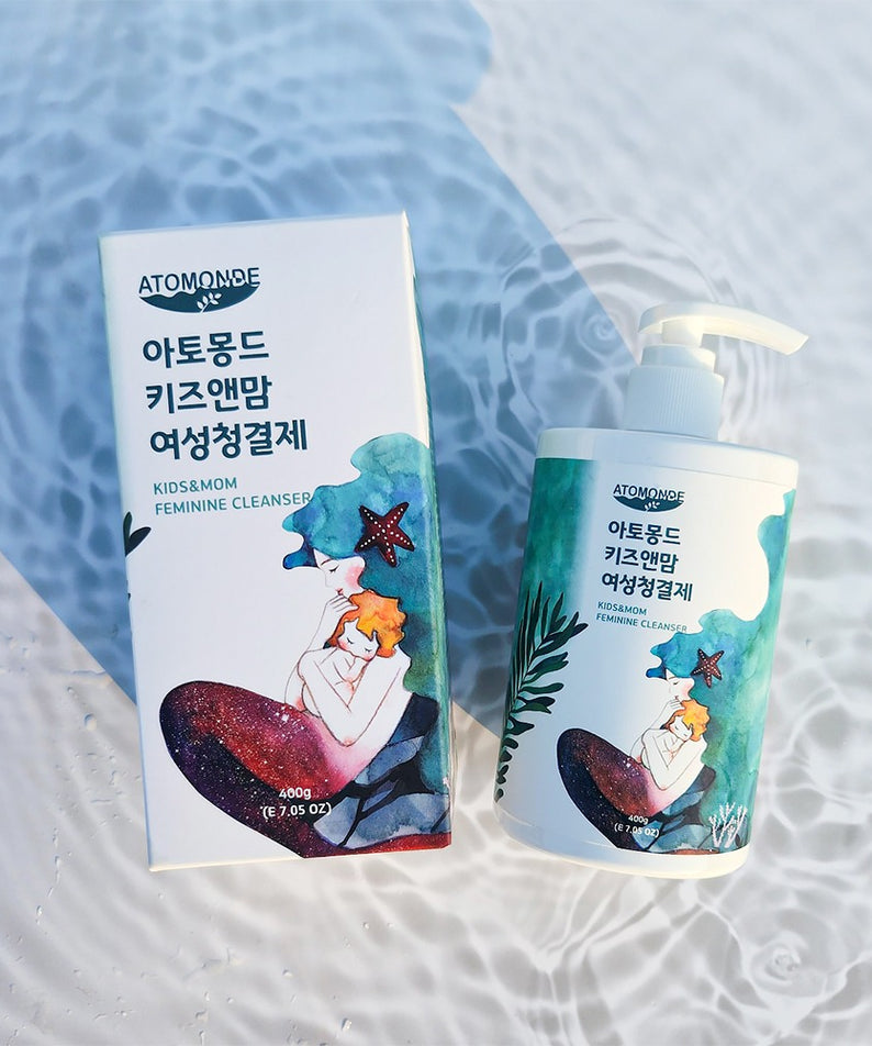 ATOMANDE Kids & Mom Feminine Cleanser 400g sur une table blanche, flacon pompe et emballage en arrière-plan.