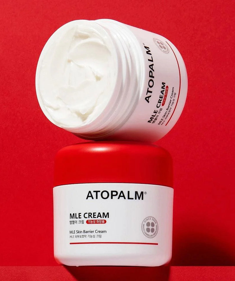 ATOPALM MLE Cream 160ml (Single Type) en pot ouvert sur fond rouge, crème blanche, marque ATOPALM