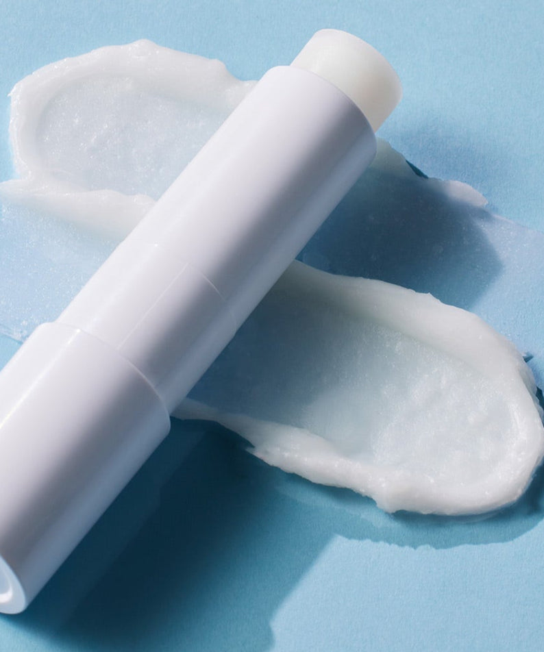 Baume à lèvres ATOPALM Panthenol Lipsera 4g sur fond bleu, texture douce