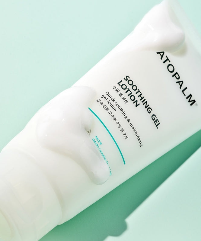 Flacon de ATOPALM Soothing Gel Lotion 160ml sur fond vert, mettant en valeur son design et sa texture apaisante.