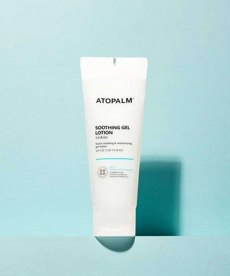 ATOPALM Soothing Gel Lotion 160ml sur fond bleu, produit apaisant idéal pour les soins de la peau. Contient le mot-clé ATOPALM Soothing Gel Lotion 160ml.