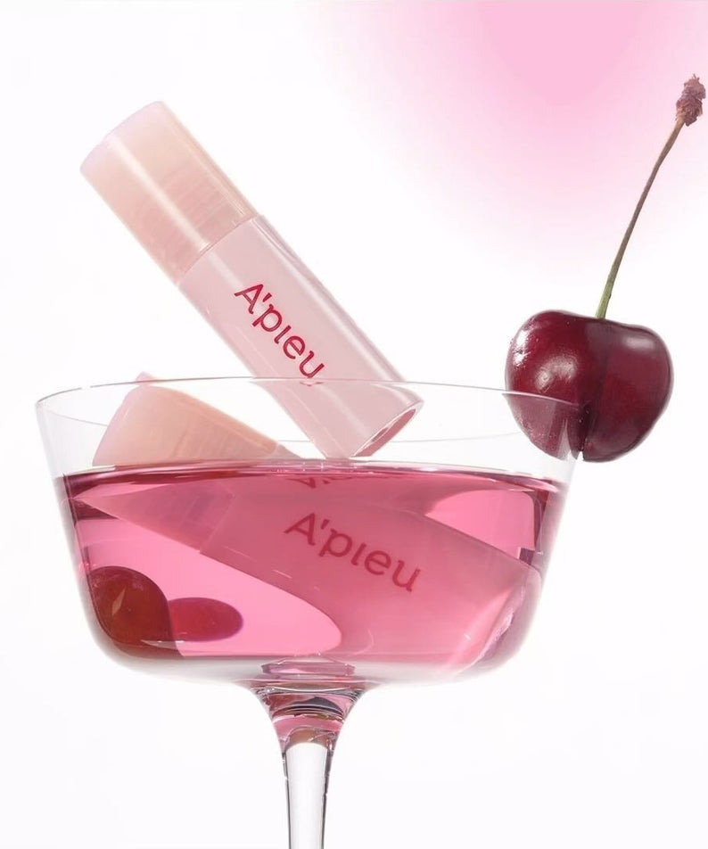 A'PIEU Juicy Pang Bear Cream Blusher Mini dans un verre, accompagné d'une cerise, reflète l'élégance et l'art de la beauté.