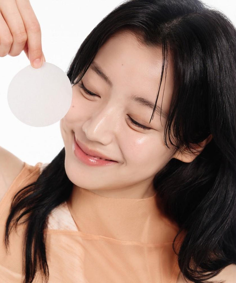 Femme utilisant ABIB Glutathiosome Dark Spot Pad Vita Touch 60 EA pour des soins de la peau éclatants et sans imperfections.