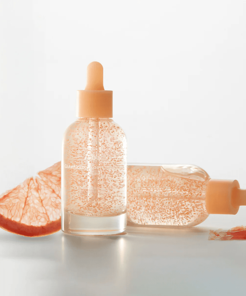 ABIB Glutathiosome Spot Serum Vita Drops 50ml avec agrumes en arrière-plan, flacon élégant et transparent avec pipette.