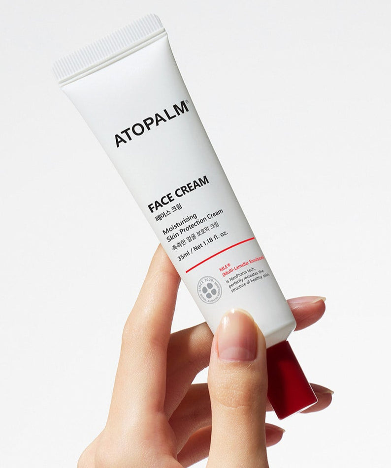 Crème pour le visage ATOPALM 35ml en tube tenue dans une main.