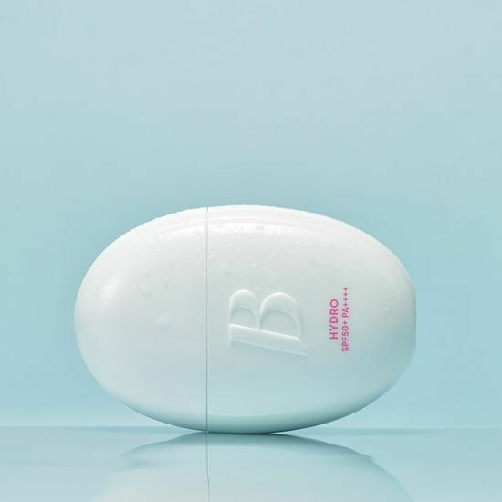BANILA CO All Day Prep Hydro UV Serum Base SPF50+PA++++, flacon blanc BANILA CO sur fond bleu ciel, image produit