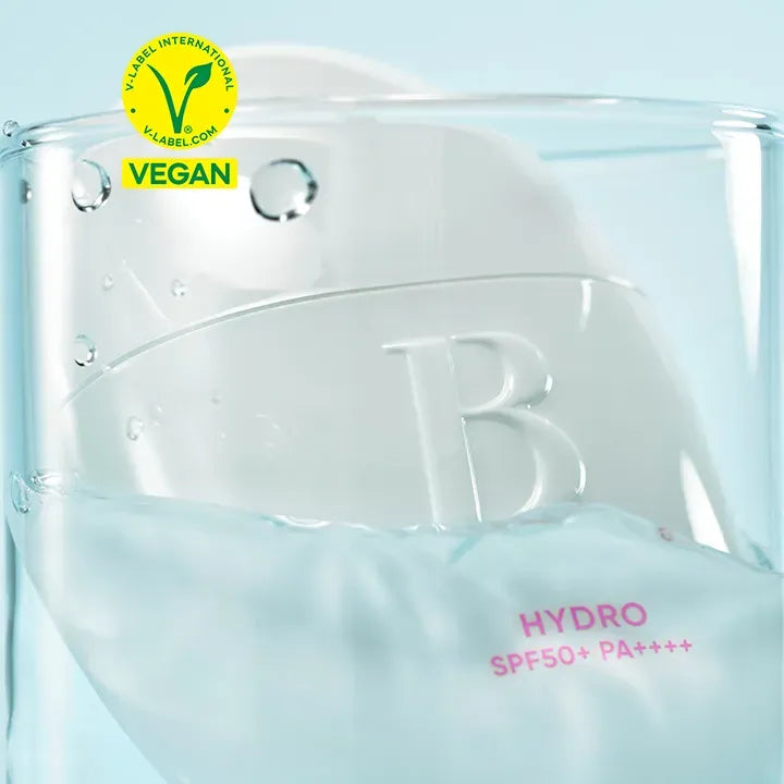 BANILA CO All Day Prep Hydro UV Serum Base SPF50+PA++++, flacon hydro UV hydratant en arrière-plan bleu, logo vegan