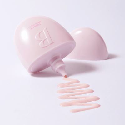 BANILA CO All Day Prep Tone Up Base Cream SPF50+PA++++ sur fond clair, tube et texture crème tonifiante, marque BANILA CO