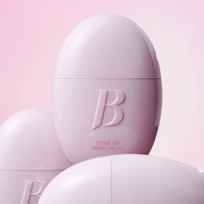 BANILA CO All Day Prep Tone Up Base Cream SPF50+PA++++, flacon crème SPF sur fond rose, marque BANILA CO, effet tone up.