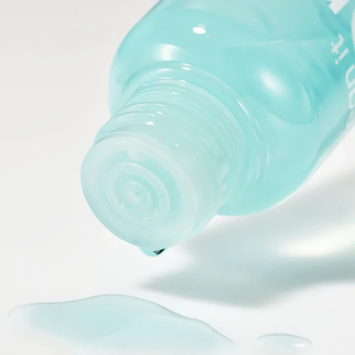 BANILA CO Clean It Zero Lip & Eye Remover 100ml : gel bleu sur fond clair, flacon marque Banila Co en contexte visuel maquillage