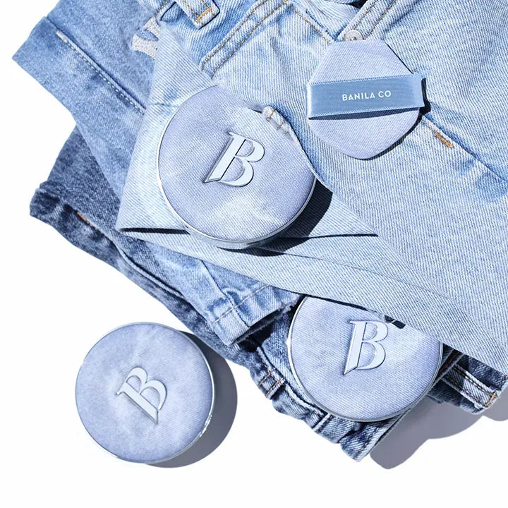 BANILA CO Covericious Ultimate White Cushion, la marque BANILACO sur coussin blanc en contexte denim/jeans, produit cosmétique