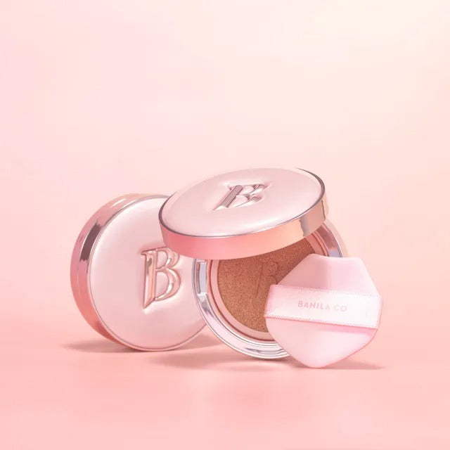 Décris l'image en français : BANILA CO Essence Skin Pink Cushion de la marque BANILACO, boîtier rose sur fond pastel.